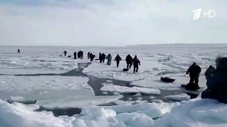 Несмотря на предупреждения и штрафы, любители зимней рыбалки продолжают выходить на тонкий лед