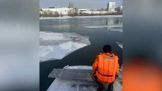 Появились кадры с места трагедии на берегу Оби, где под лед провалилась девочка