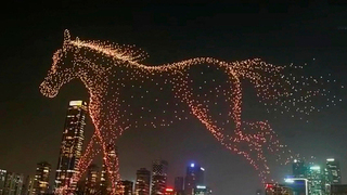 Световое шоу с парящей в небе огненной лошадью сняли на видео в Китае