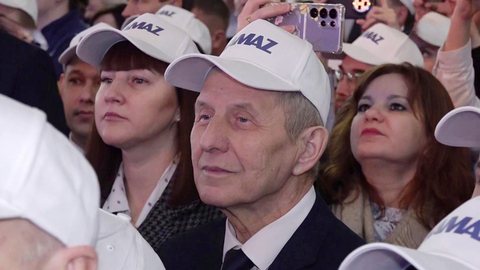 Владимир Путин наградил почетным знаком РФ «За успехи в труде» коллектив «КамАЗа»