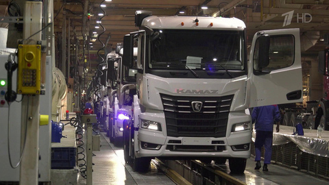 Ровно 50 лет назад с главного сборочного конвейера КамАза сошел первый большегрузный автомобиль