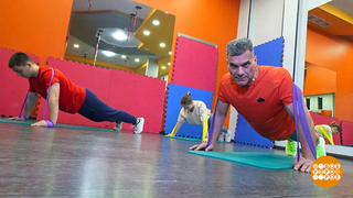 Зарядка с фитнес-резинкой: отжимаемся! Доброе утро. Фрагмент 