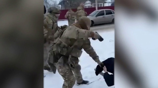 На Украине сотрудники ТЦК устроили массовую драку со стрельбой, пытаясь мобилизовать мужчину