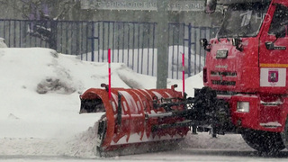 Москва и область пытаются справиться с последствиями сильнейшего снегопада