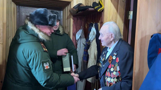 В Новосибирске ветерана Владимира Васильевича Сбоева поздравили с Днем защитника Отечества