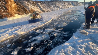 Появились кадры с места провала «УАЗа» с туристами под лед на Байкале