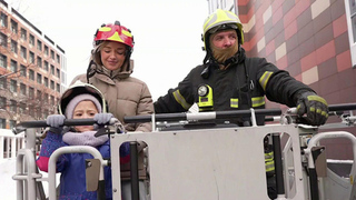 Столичные спасатели устроили праздник для юных пациентов Морозовской больницы