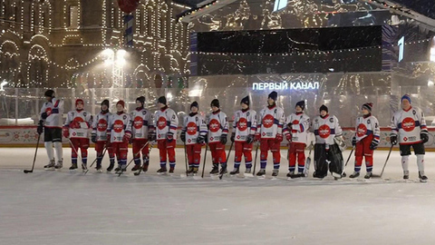 На ГУМ-Катке прошел хоккейный матч в поддержку подопечных фонда «Страна для детей»