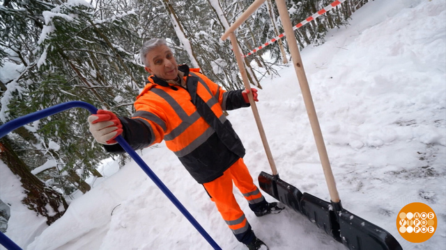 Алексей Бояджи мастерит лопату. Большую... Доброе утро. Фрагмент