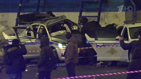 У Савеловского вокзала неизвестный подорвал машину сотрудников ДПС — один полицейский погиб, двое ранены