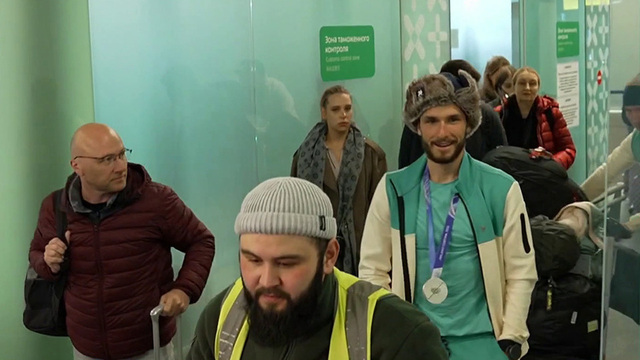 Ски-альпинист Никита Филиппов и фигуристка Аделия Петросян вернулись в Россию после Олимпиады в Италии