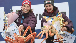Держи краба: победители чемпионата России по лыжным гонкам получили необычный приз