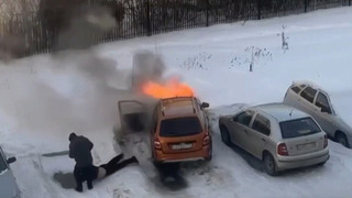 Прохожий в Башкирии спас из горящего автомобиля водителя: видео