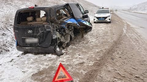 Минивэн со спортсменами опрокинулся в кювет на Ставрополье: кадры с места ДТП