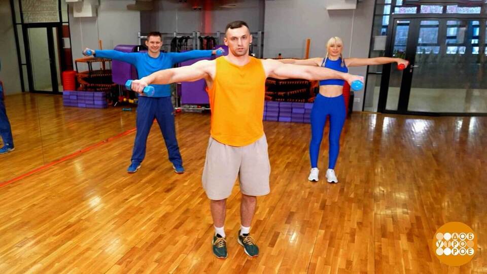 Фитнес-разминка: тренируем плечи. Доброе утро. Суббота. Фрагмент выпуска от 28.02.2026