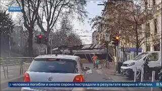 Появились кадры сошедшего с рельсов трамвая в Милане