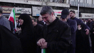 В Тегеране тысячи людей вышли на улицы в память о погибшем верховном лидере Ирана