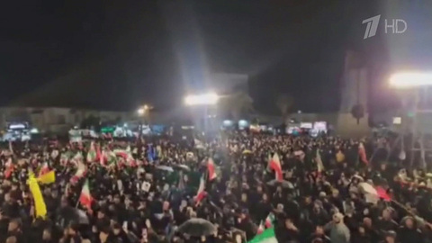 Ночью в Иране тысячи человек вышли на акции протеста после гибели духовного лидера аятоллы Али Хаменеи