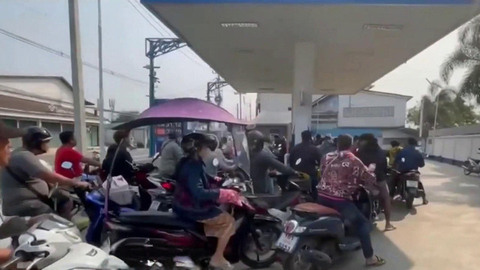 Во многих странах Азии выстраиваются очереди на заправках