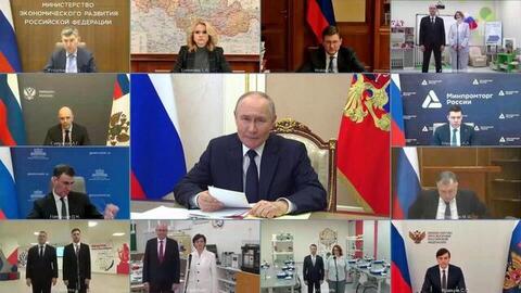В начале совещания с кабмином Владимир Путин открыл в регионах новые школы и детский сад
