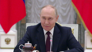 Владимир Путин в преддверии праздника 8 марта пригласил в Кремль женщин разных профессий