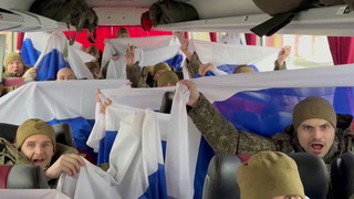200 российских военнослужащих, освобожденных из украинского плена, прибыли в Москву