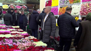 В цветочных магазинах уже начался предпраздничный ажиотаж