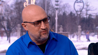 Смотрели с сочувствием: как Гоша Куценко носился в фартуке по городу на съемках «Тюльпанов»