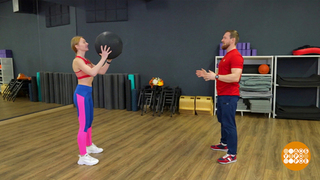 Фитнес-разминка: играем в мяч, укрепляем отношения! Доброе утро. Суббота. Фрагмент 