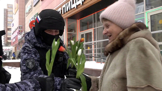 Жительниц Новосибирска с праздником 8 марта поздравили будущие офицеры Росгвардии