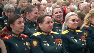 Женщины-защитницы сегодня в парадной форме на большом концерте в центре Москвы