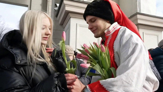 8 марта мужчины дарят женщинам цветы и окружают их заботой и вниманием