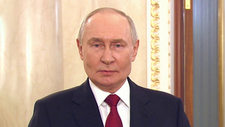 Владимир Путин пообещал создать россиянкам условия для успешного совмещения карьеры и материнства