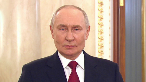 Владимир Путин пообещал создать россиянкам условия для успешного совмещения карьеры и материнства