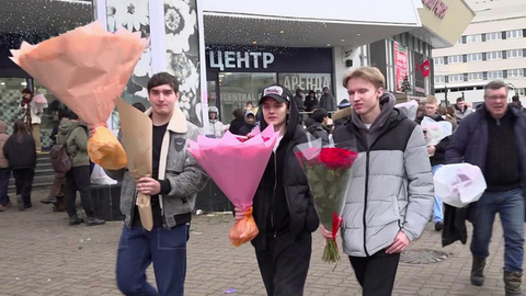 8 Марта мужчины традиционно стараются порадовать женщин цветами и подарками