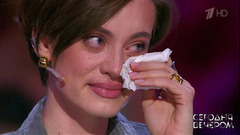 «Я тебя люблю и дарю тебе песню». Боец из зоны СВО поздравил жену с праздником. Сегодня вечером. Фрагмент 