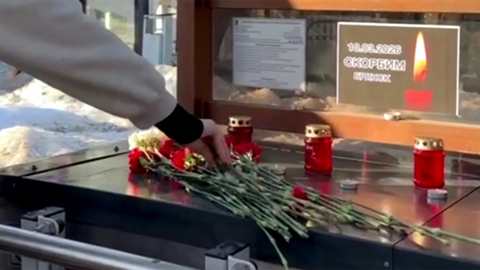 В Брянске люди несут цветы к месту ракетного удара, нанесенного украинскими боевиками