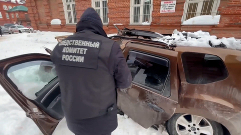 В Пермском крае упавший с крыши снег раздавил машину: кадры с места ЧП