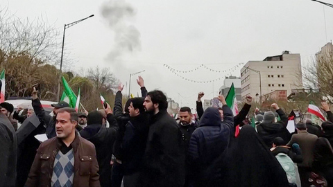 В Иране тысячи людей вышли на улицы, несмотря на продолжающиеся обстрелы