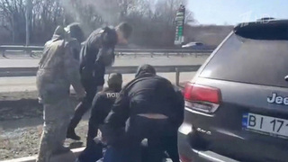 В Сети появляются все новые кадры того, как украинские военкомы восполняют ряды ВСУ