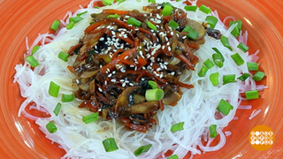 Готовим фунчозу с грибным соусом. Доброе утро. Фрагмент