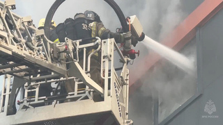 Крупный пожар бушует в здании бизнес-центра Turas в Москве: видео