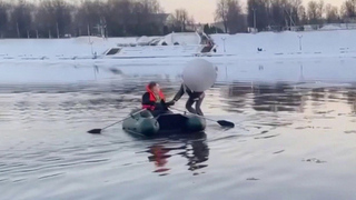 В Твери сотрудники МЧС спасли девочку-подростка, которая оказалась на отколовшейся глыбе посреди Волги