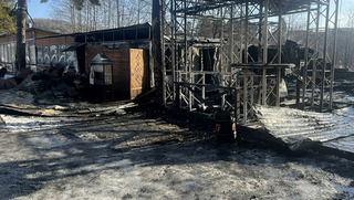 Двое мужчин погибли при пожаре в кафе в Челябинской области: кадры с места трагедии