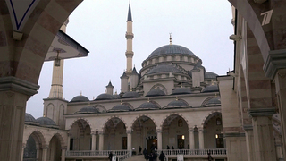 В мечетях по всей России верующие собрались на праздничные молитвы