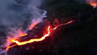 На французском острове Реюньон в Индийском океане извергается один из самых активных в мире вулканов