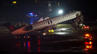 Появились кадры с места столкновения самолета с пожарной машиной в Нью-Йорке