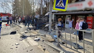 Легковушка после столкновения врезалась в пешеходный столб, есть пострадавшие: кадры