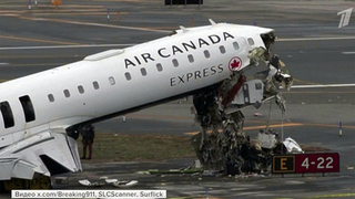 Появились первые кадры аварии в нью-йоркском аэропорту Ла-Гуардия