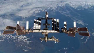 Космический грузовик «Прогресс» успешно пристыковали к МКС в ручном режиме